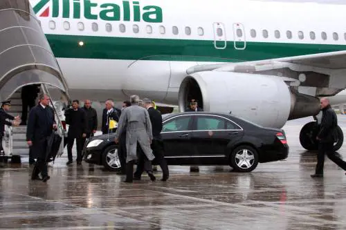 L'aereo del Papa atterra a Beirut