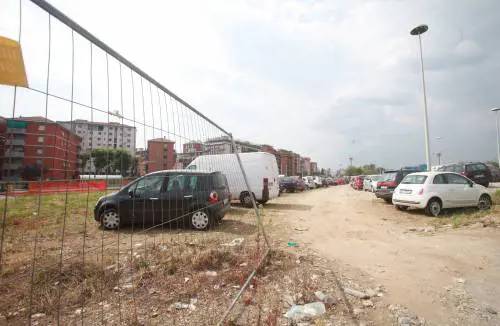 Milano, stop al parcheggio di via Novate