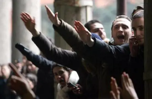 Cassazione: il saluto romano è reato