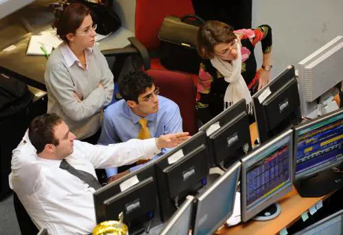 Piazza Affari vale poco più di metà Apple