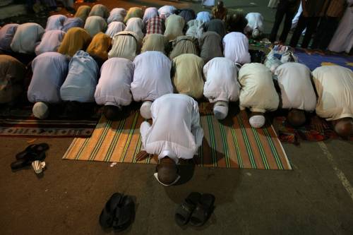 I musulmani in preghiera in Moschea