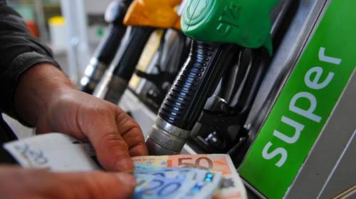 In Italia benzina più cara d'Europa: colpa del fisco