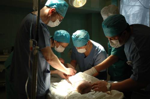 Medici in sala operatoria in ospedale