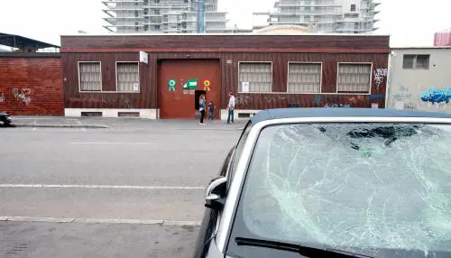 Rissa davanti alla discoteca: una ragazza ferita a coltellate