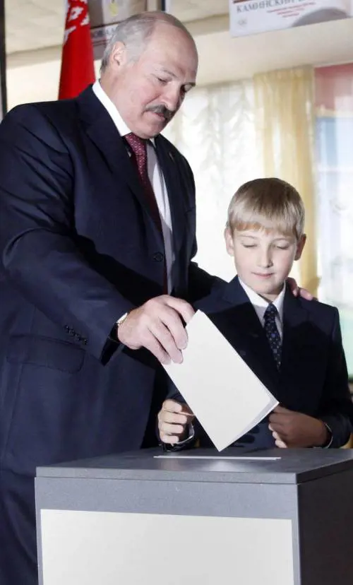 Lukashenko confermato sul «trono» bielorusso: 100 per cento dei seggi