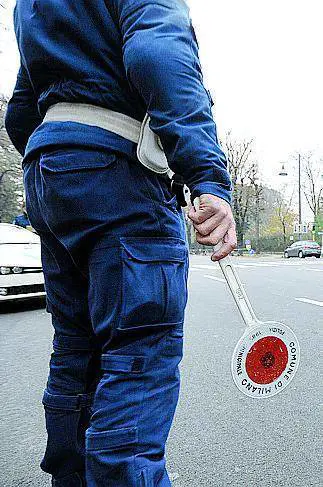 Non si ferma all'alt e investe apposta il ghisa