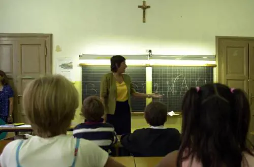 I genitori non pagano la retta: agli studenti pane e acqua