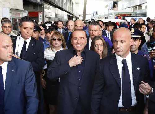 Berlusconi torna a Roma da Milano in treno
