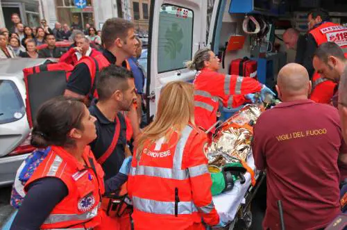 Genova, donna si getta dal quarto piano con il bambino: è morta