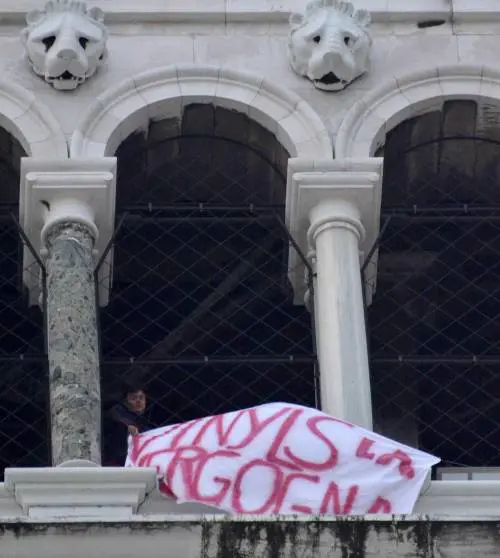 Per protesta occupano il campanile di San Marco