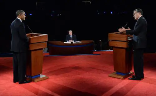 Sfida del look e delle battute, ma lo sguardo tradisce Barack