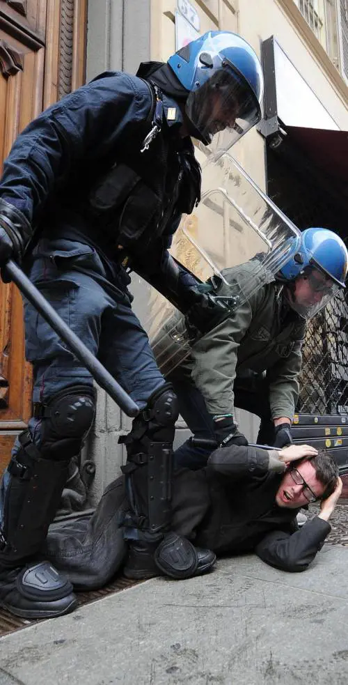 La piazza dà lezione di violenza Scontri a Milano, Roma e Torino