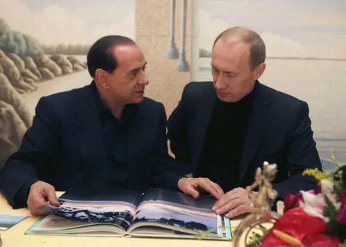 Berlusconi vola a Mosca e lascia il Pdl nel panico