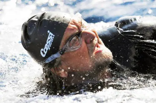 Grillo attraversa a nuoto lo Stretto di Messina