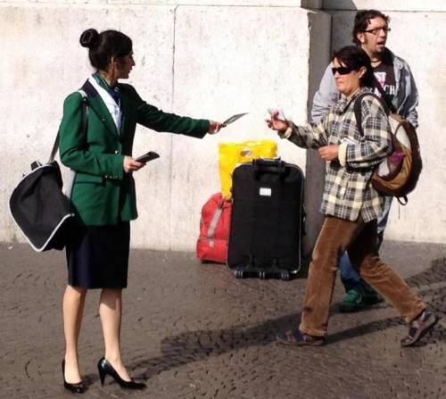 Volantini anti treno in stazione «Se voli hai tempo per il relax»