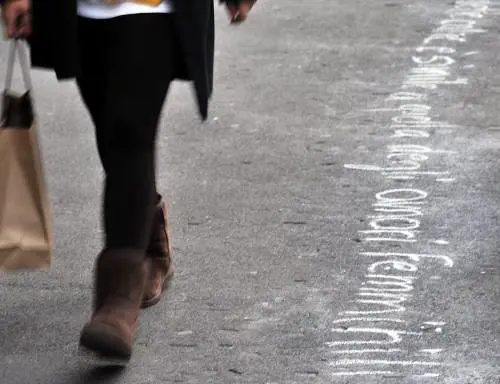 Sull'asfalto una «poesia» lunga 600 metri