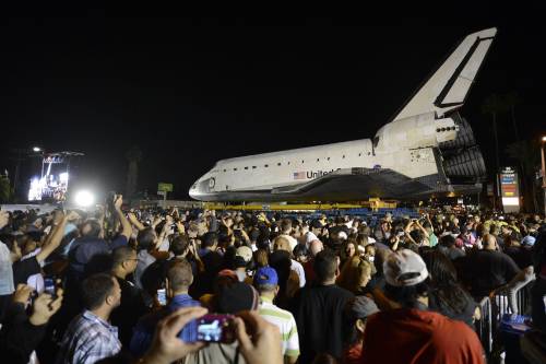 Los Angeles, lo Space Shuttle Endeavour va in pensione
