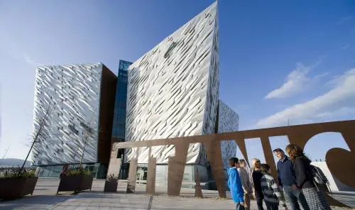 Orchestrine e birre tra i murales: la nuova Belfast non piange più