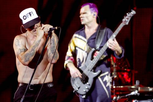 Red Hot Chili Peppers, malore per il cantante