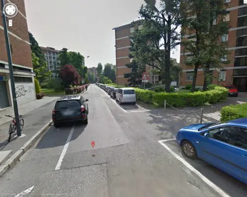 Nell'immagine da Google Street View (approssimativamente) il luogo della gambizzazione