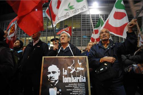 Lombardia, in mille protestano sotto la Regione