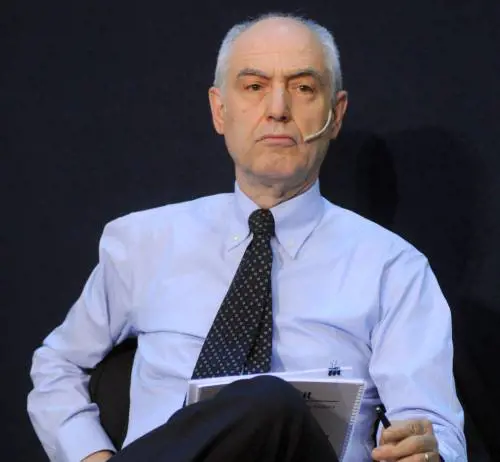 Intesa, niente esuberi e filiali aperte la sera