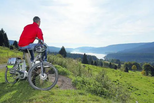 Un autunno nell'Alta Foresta Nera con i magici colori di boschi e laghi