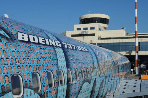 Atterrato a Malpensa il Boeing coperto con 17mila "facce"