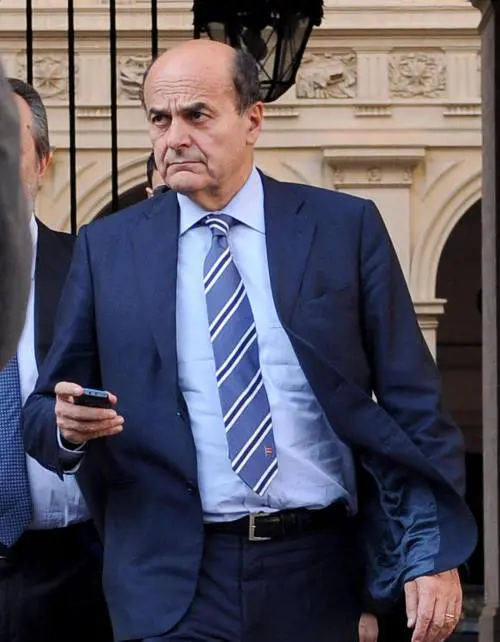 Bersani chiude al Monti-bis. E Renzi presenta 27mila firme