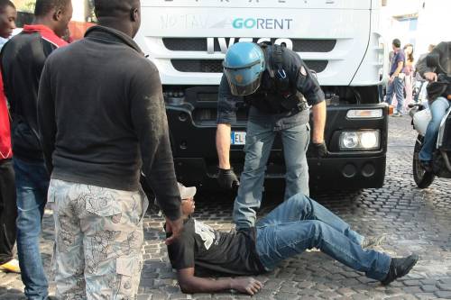 Botte ai poliziotti per stare in Italia