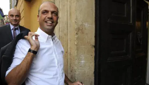 L'appello del segretario Pdl: «Non scegliete moderati senza chance»