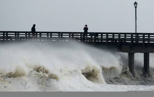 Sandy arriva a New York: città bloccata, 375mila evacuati. Resta chiusa persino Wall Street