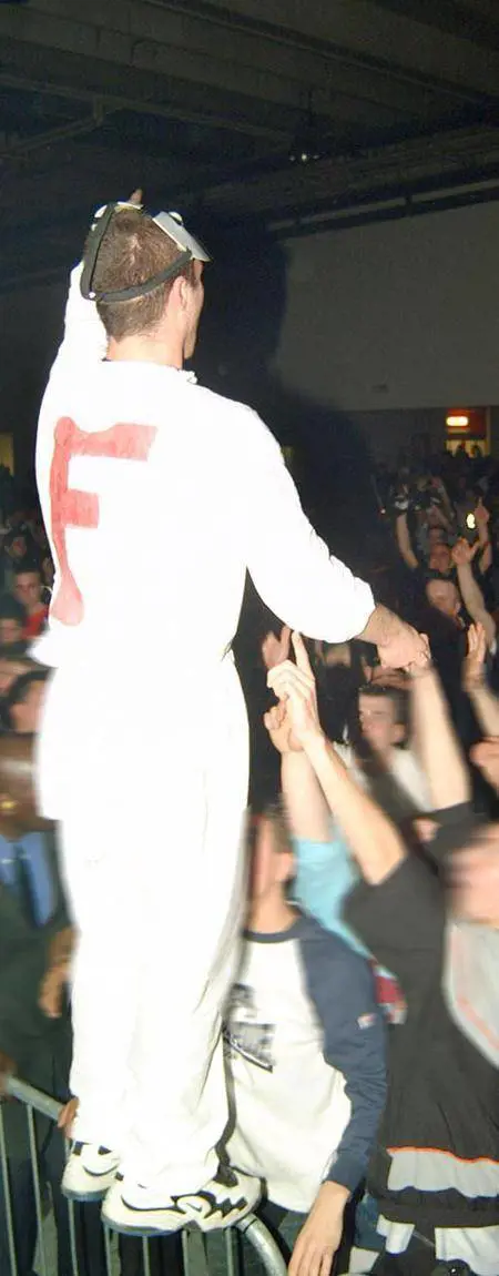 Al rave party arriva la polizia ed è scontro Ragazza cade e finisce all'ospedale in coma