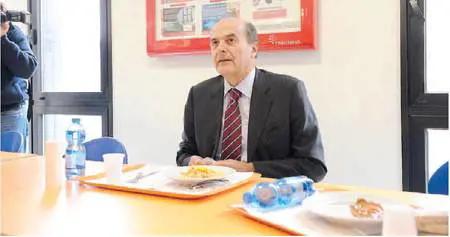 Bersani canta vittoria ma il Pd perde voti E i suoi lo stroncano