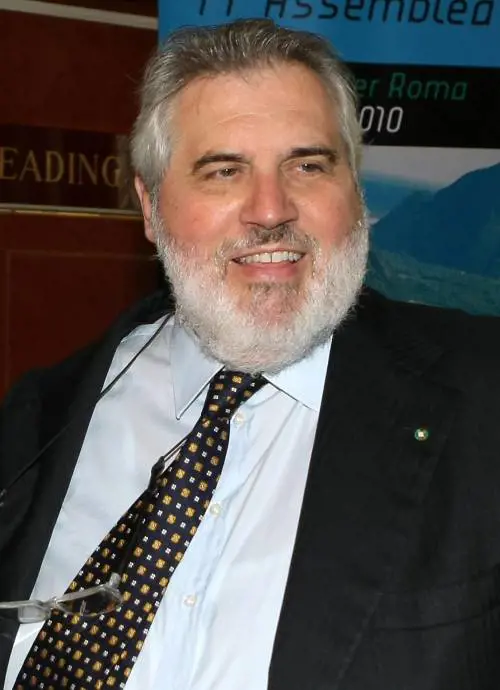 Palenzona boccia le nozze tra Intesa e Unicredit: «Progetto irrealizzabile»