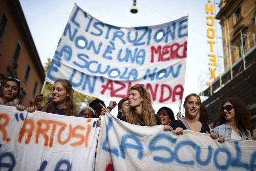 Scuola, studenti in piazza contro i tagli del governo