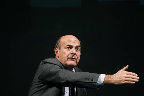 Napoli, Bersani accolto dalle contestazioni