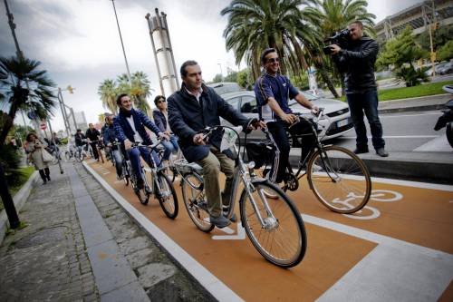 De Magistris, show in bici tra gli insulti