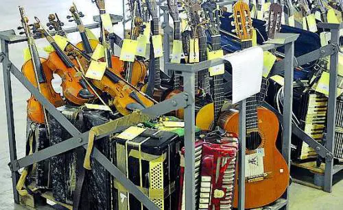 Asta degli oggetti sequestrati Alle associazioni sax e violini