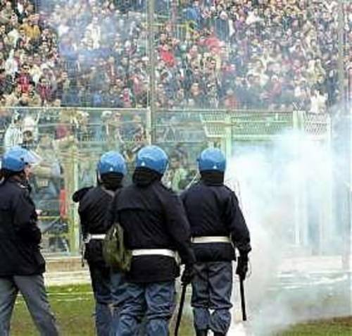 Roma, tensione alta per il derby. Molotov contro la polizia