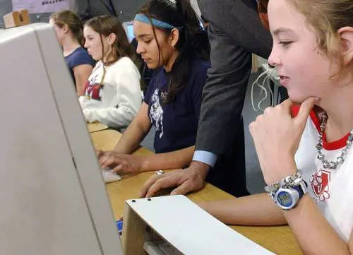 Bambini imparano a usare il pc a scuola