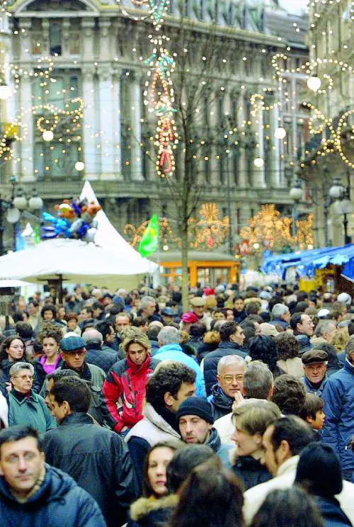 Negozi, ecco le parafarmacie con cibo e sushi pure di notte