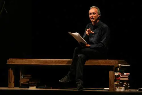 Marco Travaglio durante un monologo a teatro