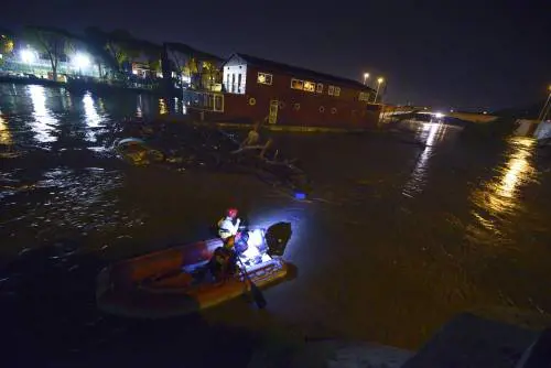 Soccorso del barcone incastrato a Ponte Milvio