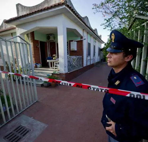 Murate in casa dai mariti: è un giallo