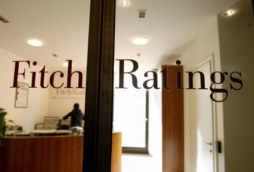 Fitch conferma il rating BBB+ all'Italia. Migliora l'outlook: stabile