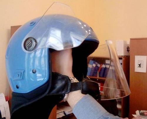 Onda di violenze da Roma a Torino Poliziotto aggredito a bastonate