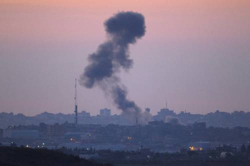 Fumo si alza dopo uno strike israeliano su Gaza