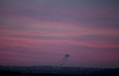 Fumo sale su Gaza dopo uno strike israeliano