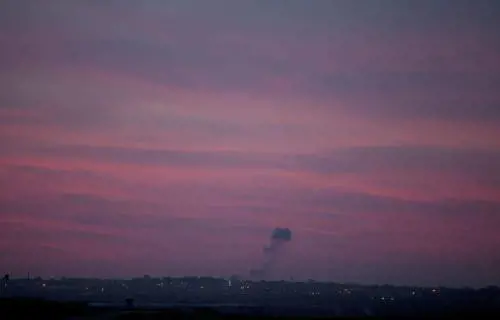 Fumo sale su Gaza dopo uno strike israeliano